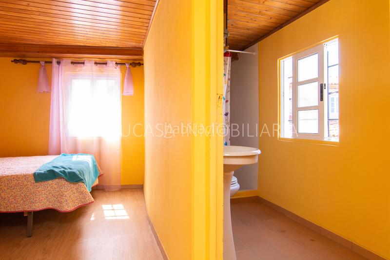 Foto 63771e8d-536d-413a-b951-02a39bd6322c. Casa bifamiliare con camino riscaldamento in Carral