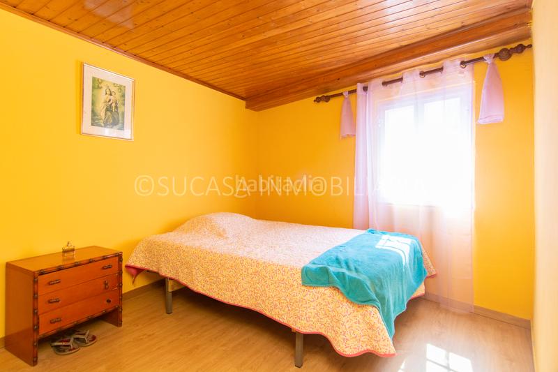 Foto ffed17aa-92d4-4c96-bb2c-705a8a373ca8. Casa bifamiliare con camino riscaldamento in Carral