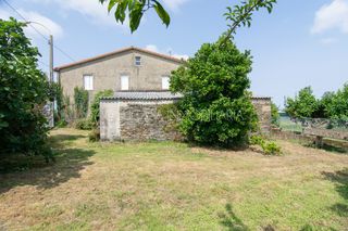 Chalet  Lugar nogueiras. Casa con jardín en montouto