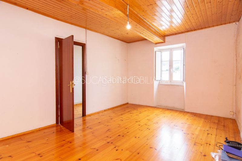 Foto dafef855-d0c6-4328-8fe8-4b8964dc0a39. Xalet amb xemeneia a Abegondo