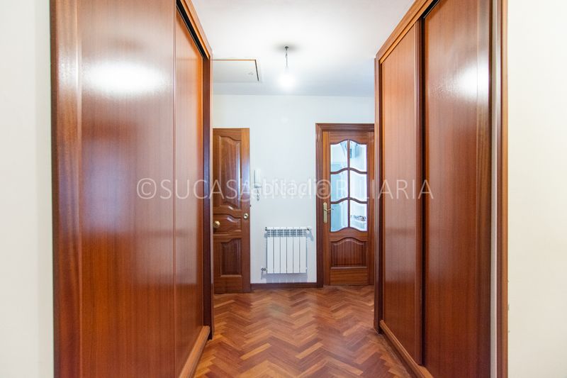 Foto e8b6dea8-f01a-4dc5-a07d-12d1b524e1a5. Edificio in Vilaboa Sur Culleredo