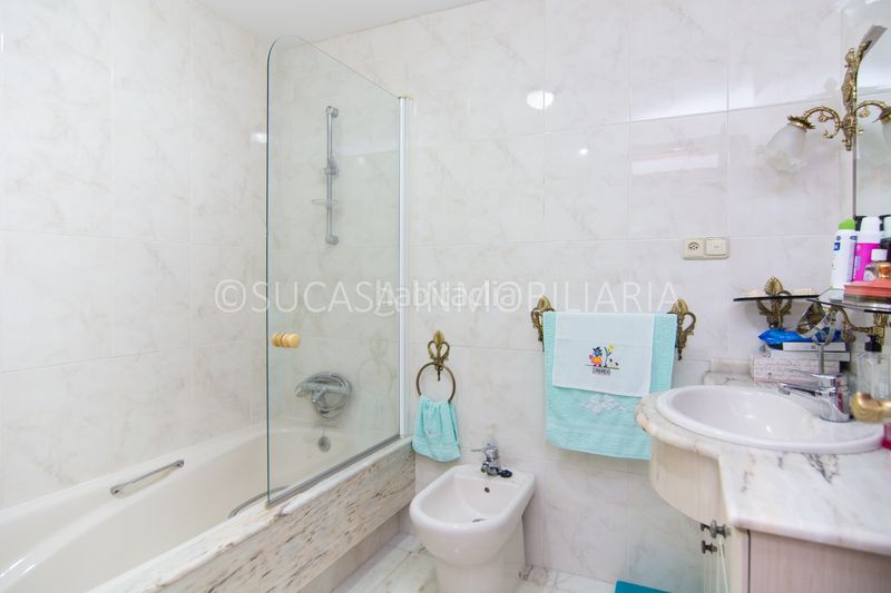 Foto f3ce8873-38f8-415d-9c7e-c9e3a425a0f8. Edificio in Vilaboa Sur Culleredo