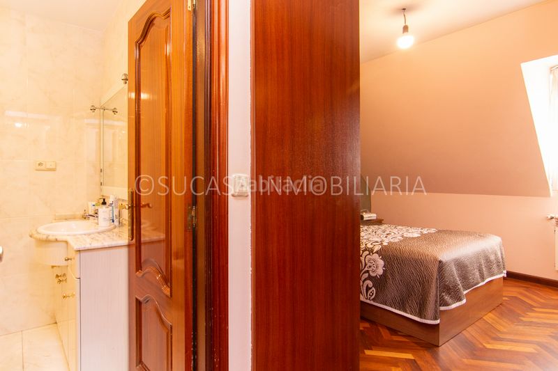 Foto 0f2099fb-7644-4144-9524-84b12a466084. Casa adossada amb xemeneia calefacció aparcament a Culleredo