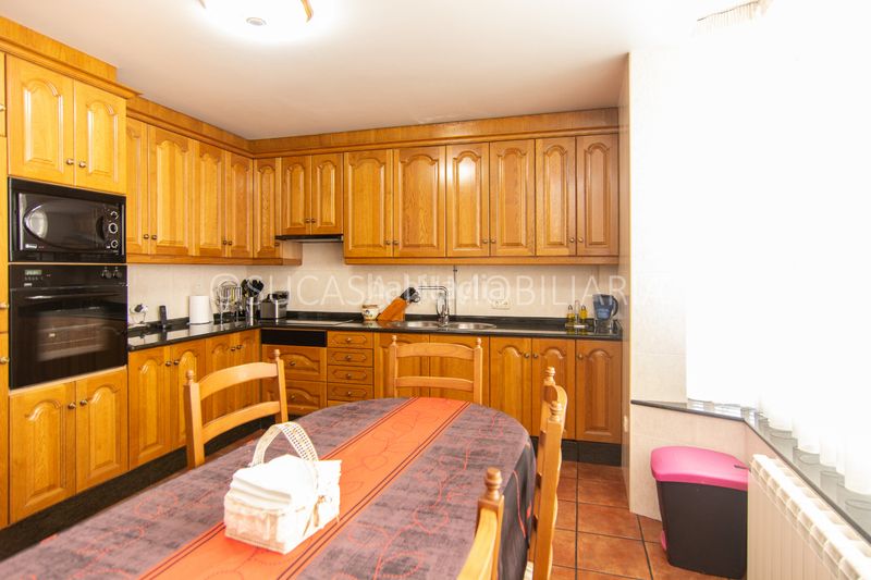 Foto 42ba4aeb-ecec-425d-a363-a1c51a6200b4. Casa adossada amb xemeneia calefacció aparcament a Culleredo