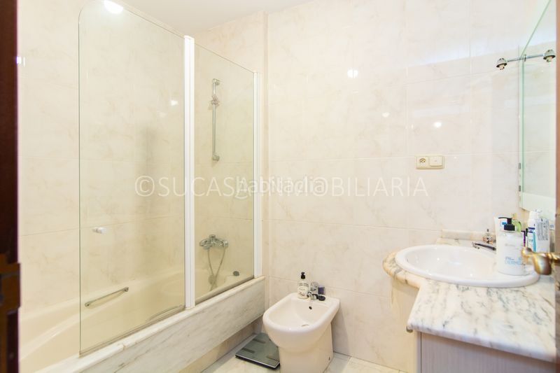 Foto ba370e96-d6c5-41b8-818c-04c37942535b. Casa adossada amb xemeneia calefacció aparcament a Culleredo
