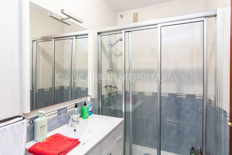 Foto d7de3abd-a2df-47eb-8def-939e2ec16fc2. Casa adossada amb xemeneia calefacció aparcament a Culleredo