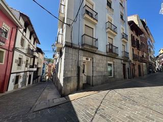 Local Comercial en Bermeo. Bar de 104m2 provisto de cocina industrial en el casco viejo