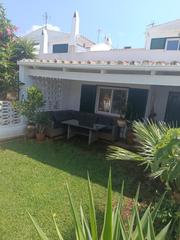 Casa a Cala en Blanes. Apartamento dúplex con patio privado junto a la playa.