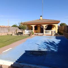 Chalet in Peñaranda de Bracamonte. Precioso chalet individual con piscina privada