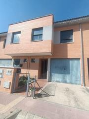Reihenhaus  Avenida circunvalacion. Adosado en venta en cigales, valladolid. 4 dormitorios, piscina