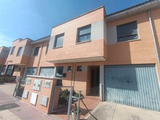 Casa adossada  Avenida circunvalacion. Adosado en venta en cigales, valladolid. 4 dormitorios, piscina