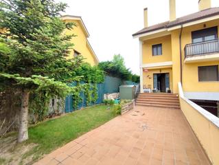 Casa pareada  Calle la traviata. Adosado de esquina en fuente berrocal,, 5 dormitorios, piscina c