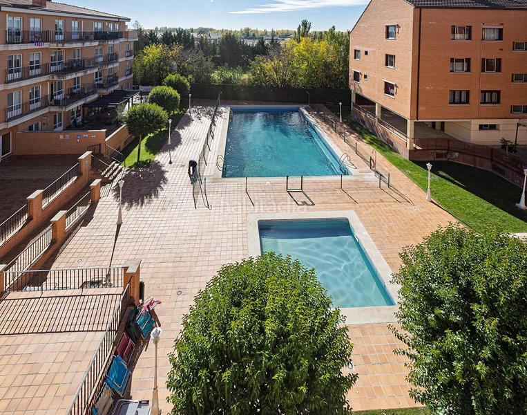 Foto e1c968a5-3881-4987-8aec-fd6afc2ce804. Àtic amb calefacció aparcament piscina a Covaresa Valladolid