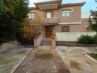 Chalet à Renedo de Esgueva. Imponente chalet de lujo en renedo de esgueva con piscina privad