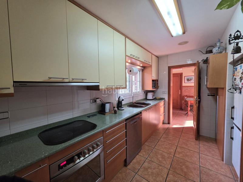 Foto b34142c0-ba17-4bd3-8728-3e391217ed6e. Casa adossada amb xemeneia calefacció aparcament piscina a Barcelona