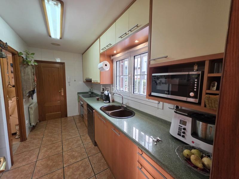 Foto c5ff3272-1d77-4b07-bac2-5abce370e3f5. Casa adossada amb xemeneia calefacció aparcament piscina a Barcelona