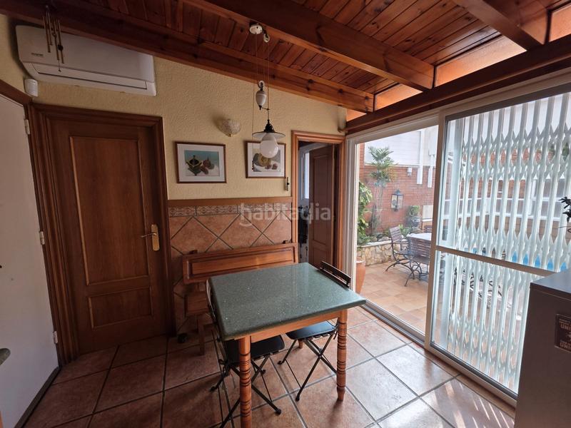 Foto ca69ba58-2390-42d8-b113-7bfeabdddedc. Casa adossada amb xemeneia calefacció aparcament piscina a Barcelona