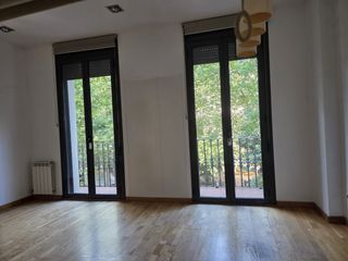 Pis  Carrer d'enric granados. Exclusiva vivienda con parking incluido en pleno corazón de la n