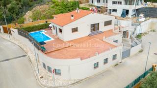 Casa  Carles riba. Casa independiente en costa brava con piscina, amplios exteriore