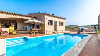 Casa  Carles riba. Casa independiente en costa brava con piscina, amplios exteriore