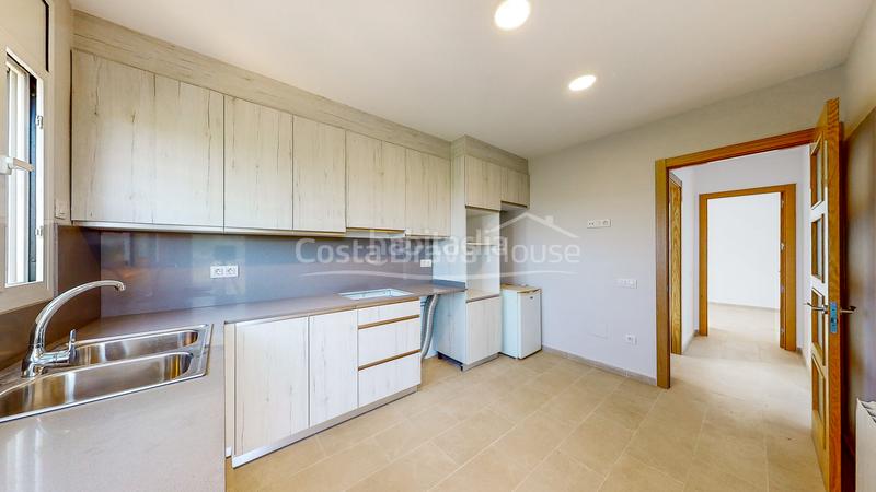 Foto 2d767244-0bbe-4d33-89cb-e601af0fd79a. Casa  a estrenar con piscina en venta en urbanización residencial , a 3 min del centro ciudad en Begur