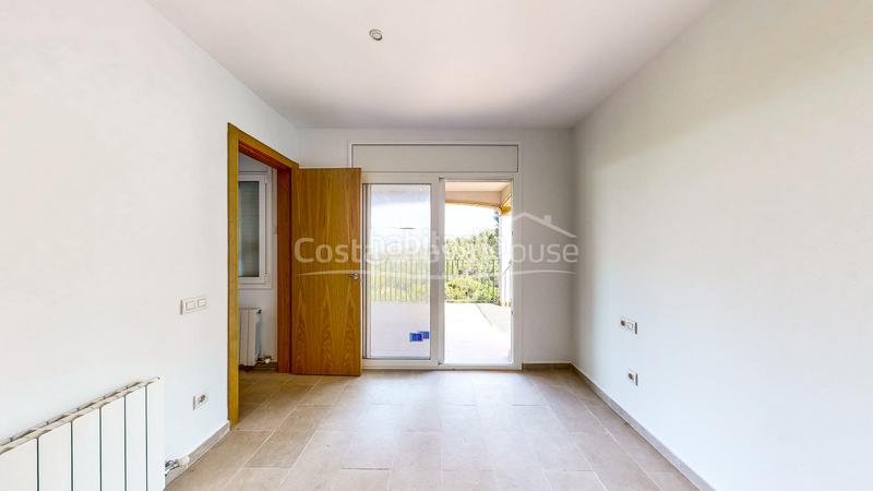 Foto 39142618-0709-46ef-9835-267410a89890. Casa  a estrenar con piscina en venta en urbanización residencial , a 3 min del centro ciudad en Begur