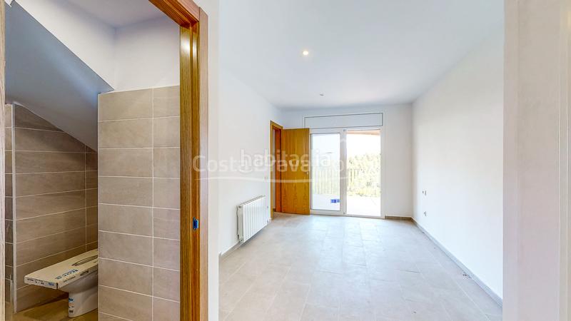 Foto 3dbf114d-ce04-4f2f-87f8-08e287d0b2f1. Casa  a estrenar con piscina en venta en urbanización residencial , a 3 min del centro ciudad en Begur