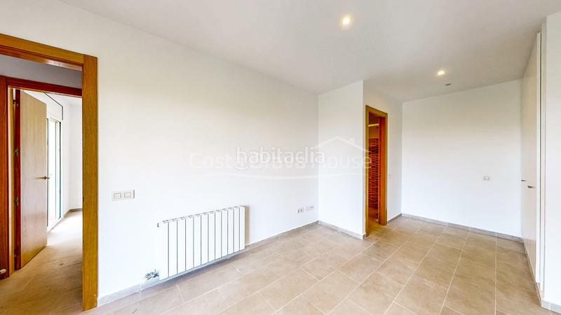Foto 4936edba-cfce-49df-874c-68e190982226. Casa  a estrenar con piscina en venta en urbanización residencial , a 3 min del centro ciudad en Begur