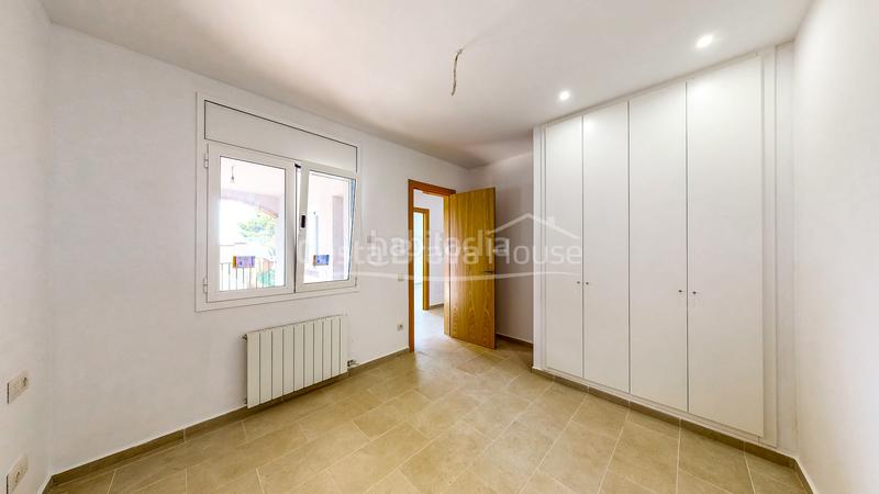 Foto 54cb5441-e870-44c3-8ad1-cf5bd925038b. Casa  a estrenar con piscina en venta en urbanización residencial , a 3 min del centro ciudad en Begur
