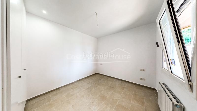 Foto aa9ac078-cbcd-45cc-975f-b69cd61b84e7. Casa  a estrenar con piscina en venta en urbanización residencial , a 3 min del centro ciudad en Begur