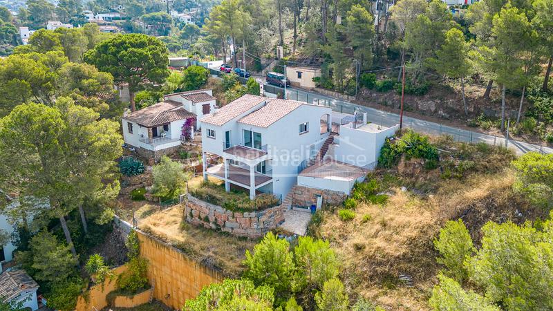 Foto b5538f76-5de2-4f86-a153-fe47c50baf4f. Casa  a estrenar con piscina en venta en urbanización residencial , a 3 min del centro ciudad en Begur