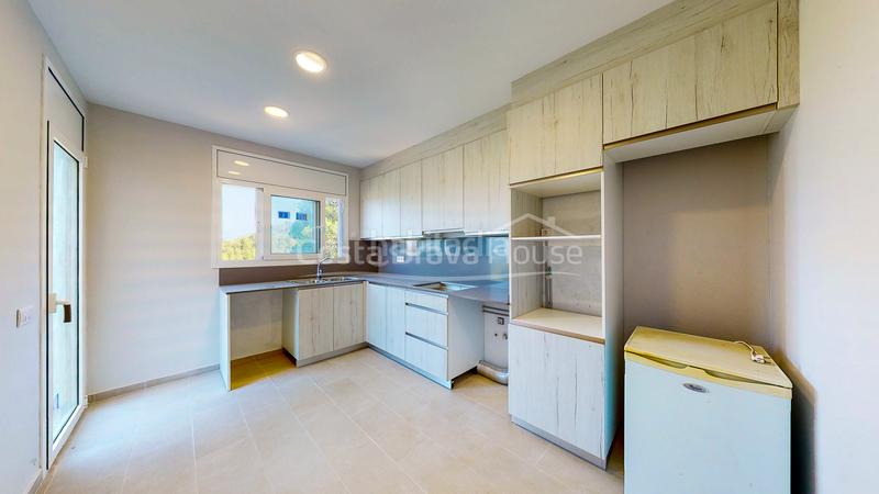 Foto b80ade7a-2fc6-44b7-b782-f48fa845a6f7. Casa  a estrenar con piscina en venta en urbanización residencial , a 3 min del centro ciudad en Begur