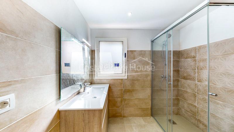 Foto e0eecbd4-bd17-4d1e-9709-cf87cbc54264. Casa  a estrenar con piscina en venta en urbanización residencial , a 3 min del centro ciudad en Begur