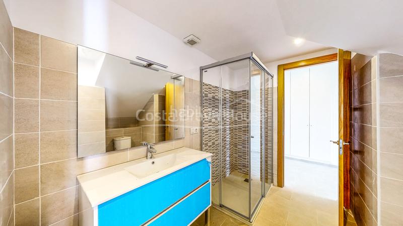 Foto fb00e606-c955-4fc5-aac0-919bc7403d2d. Casa  a estrenar con piscina en venta en urbanización residencial , a 3 min del centro ciudad en Begur