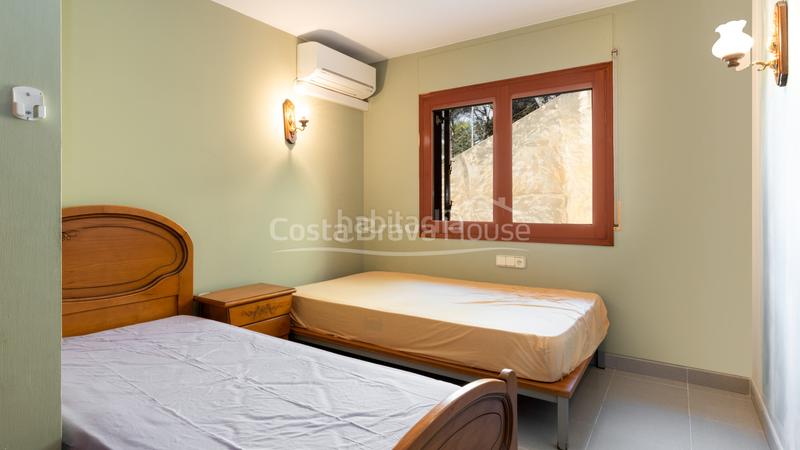 Foto 5804a322-3bee-4264-a306-9c311d88f47c. Casa adosada casa con garaje en venta , a menos de 5 min a pie de la playa en Tamariu