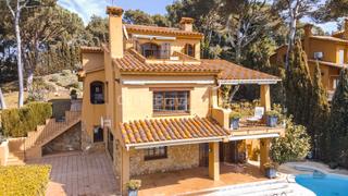 Haus  Illa negra. Villa mediterránea en venta con piscina y gran jardín en aigua x