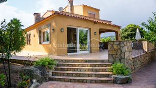 Casa  Costa rica. Casa con piscina y jardín en venta en tamariu, a solamente 1 km