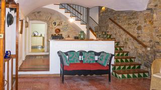 Mas  De santa reparada. Casa reformada en venta en begur, en una tranquila ubicación a 3