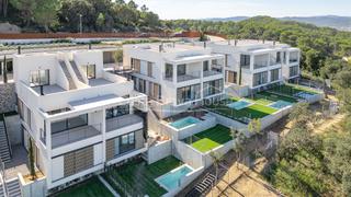 Casa adosada  Carrer lluís miró i plaja. Casa de lujo de obra nueva en begur, a un paseo del centro ciuda