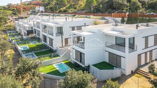 Casa adossada  Carrer lluís miró i plaja. Casa de lujo de obra nueva en begur, a un paseo del centro ciuda