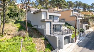 Casa  Carrer de joan maragall. Casa para estrenar a unos minutos del centro de begur y de la pl