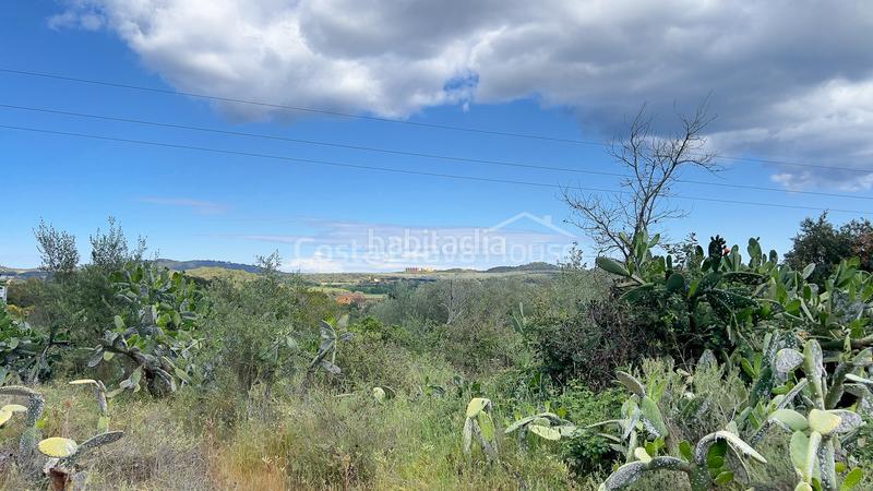 Foto 70bdb062-9c52-4020-b579-38d5bdcca606. Terrain résidentiel dans Mont-ras