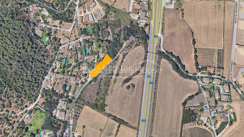 Foto c9828cc4-e8a5-42ff-bf4b-44bf561ea269. Terrain résidentiel dans Mont-ras