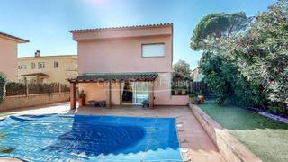Casa a Mont-ras. Una casa ideal en mont ras espaciosa, con piscina y muy cerca de