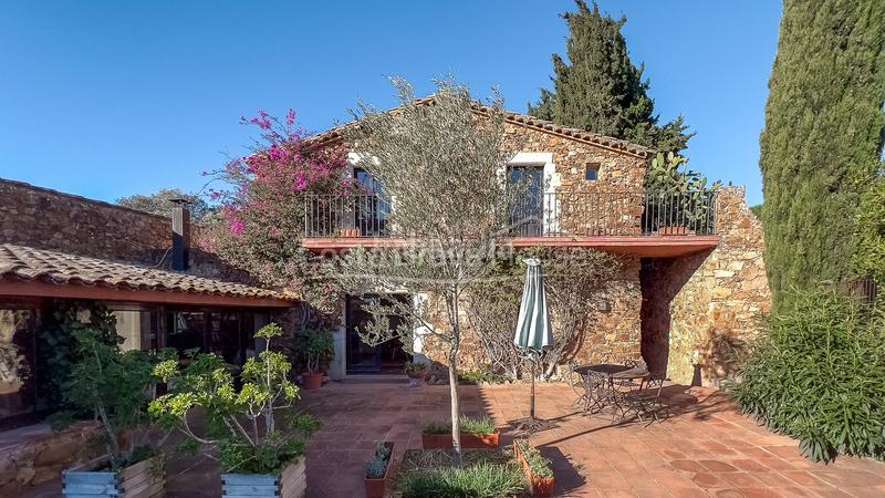 Foto 0891258b-5c06-45e2-bbea-3c3adf627615. Masía acogedora casa de campo renovada con gusto en venta en montrás en Mont-ras