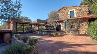 Masia a Mont-ras. Acogedora casa de campo renovada con gusto en venta en montrás
