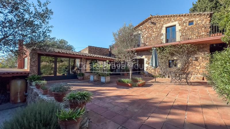 Foto 89a7058d-2458-4e16-ad5e-31f4ced48f09. Masía acogedora casa de campo renovada con gusto en venta en montrás en Mont-ras