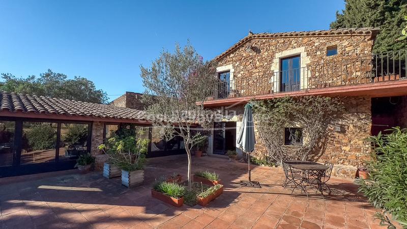 Foto abf26a0e-af9a-4c6a-81d5-aa1b5d4637fd. Masía acogedora casa de campo renovada con gusto en venta en montrás en Mont-ras