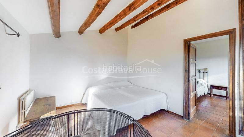 Foto bd299b6d-9bff-4f01-946e-0a9245087b5c. Masía acogedora casa de campo renovada con gusto en venta en montrás en Mont-ras