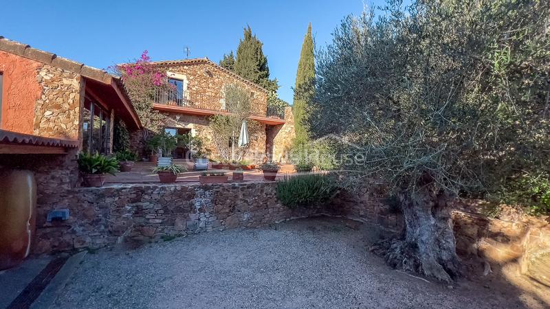 Foto c2086a51-4fc0-426b-a78c-a15a8562e9c1. Masía acogedora casa de campo renovada con gusto en venta en montrás en Mont-ras